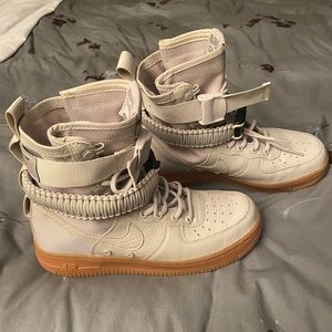 Nike SF Air-force 1 in ‘light bone’
